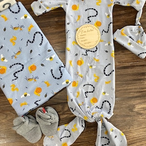 Personalized Baby Boy bugs Newborn Gown, Baby shower Gift, Knotted Gown, Hospital Baby Outfit, Baby Sleeper, Newborn Set, bee blanket
