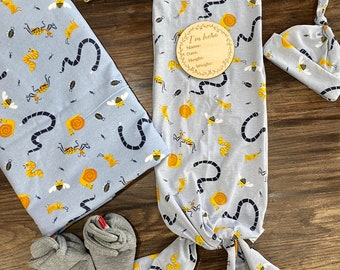 Personalized Baby Boy bugs Newborn Gown, Baby shower Gift, Knotted Gown, Hospital Baby Outfit, Baby Sleeper, Newborn Set, bee blanket