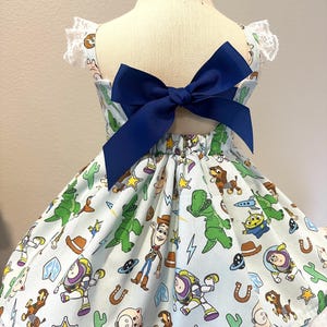 Kleinkind Spielzeug Geschichte Kleid, Mädchen Kleid, Spielzeug Geschichte, Geburtstag Kleid, Kleinkind Kleider, personalisiert, Baby-Kleider, besondere Anlässe