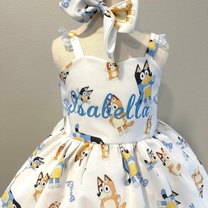 Bleu chien Bluey bingo inspiré robe enfant en bas âge personnalisé robe de soirée plusieurs tissus thème robe de soirée chien robe bleu spectacle robe bingo