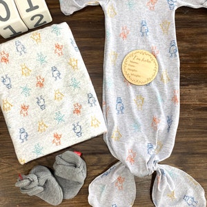 Personalized Baby boy robots Newborn Gown, Baby shower Gift, Knotted Gown, Hospital Baby Outfit, Baby Sleeper, Newborn Set, newborn blanket