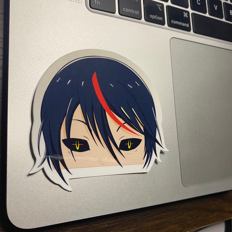 K&ouml;nnte beinhalten: Ein Aufkleber mit einem Anime-Charakter mit schwarzen Haaren, roten Str&auml;hnen und gelben Augen. Der Charakter blickt nach vorne mit einem ernsten Ausdruck.