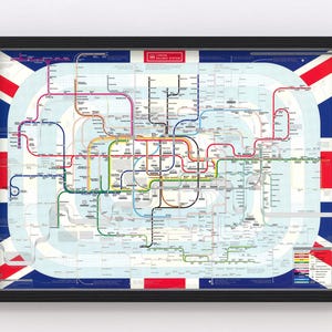 Puede incluir: Una impresión enmarcada que presenta un mapa complejo del sistema ferroviario de Londres superpuesto sobre un fondo de la bandera Union Jack. El mapa muestra varias líneas de tránsito de colores, nombres de estaciones y una leyenda.