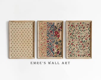 Op de afbeelding: Drie ingelijste wandkunstwerken met bloempatronen. De kunstwerken hebben een beige achtergrond met rode, blauwe en groene bloemmotieven. De lijsten zijn licht van kleur. De tekst "EMRE'S WALL ART" staat onderaan.