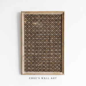 Op de afbeelding: Een ingelijste wandkunstprint met een herhalend bloemmotief in bruin- en goudtinten. Het kunstwerk is geplaatst in een lichtgekleurde houten lijst. De tekst "EMRE'S WALL ART" staat onderaan de lijst.