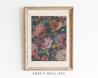 Op de afbeelding: Een ingelijste print van een bloemenpatroon met roze, rode en gele bloemen op een donkerblauwe achtergrond. De lijst is van licht hout met een witte passe-partout.