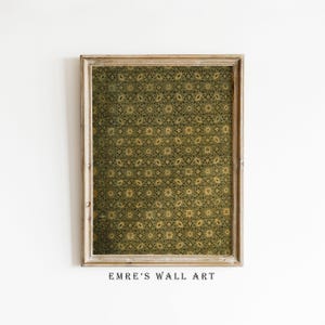 Peut inclure: Une impression encadrée avec un motif géométrique vert et or. Le cadre est en bois clair. Le texte "Emre's Wall Art" est sous le cadre.