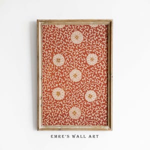 Può includere: Una stampa incorniciata con sfondo rosso e un motivo floreale bianco. La cornice è di colore legno chiaro. Il testo "EMRE'S WALL ART" è stampato sotto la cornice.