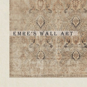 Puede incluir: Una alfombra de estilo vintage con un esquema de color beige y marr&oacute;n. La alfombra presenta un patr&oacute;n geom&eacute;trico repetitivo con detalles intrincados. El texto "EMRE'S WALL ART" est&aacute; impreso en negro en la parte inferior de la alfombra.