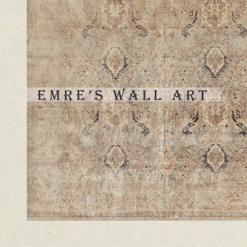 Puede incluir: Una alfombra de estilo vintage con un esquema de color beige y marr&oacute;n. La alfombra presenta un patr&oacute;n geom&eacute;trico repetitivo con detalles intrincados. El texto "EMRE'S WALL ART" est&aacute; impreso en negro en la parte inferior de la alfombra.