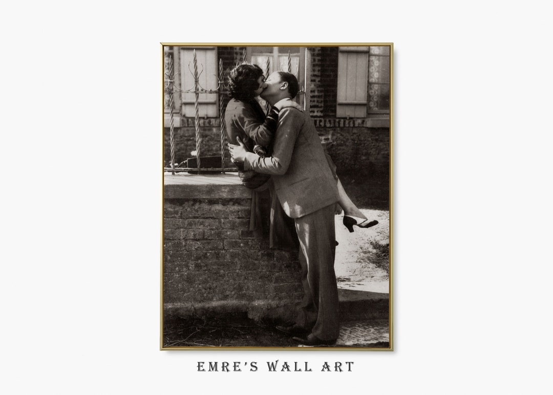 Vintage Kissing Couple Wall Art, Antique Love Wall Art Print, Vintage ...