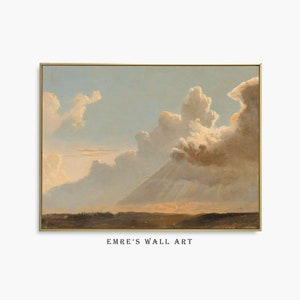 Könnte beinhalten: Ein Gemälde, das eine Landschaft mit einer großen, flauschigen Wolkenformation am Himmel zeigt. Die Wolken sind weiß und grau und werden von der Sonne beleuchtet. Der Himmel ist hellblau und der Boden dunkelgrün. Das Gemälde ist in einem goldenen Rahmen gerahmt.