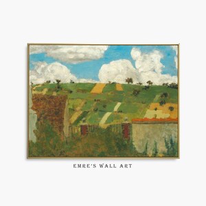 Könnte beinhalten: Ein Landschaftsgemälde in einem goldenen Rahmen, das einen grünen Hügel mit gelben Feldern, vereinzelten Bäumen und einem blauen Himmel voller weißer Wolken zeigt. Der Text EMRE'S WALL ART ist unten mittig in Schwarz aufgedruckt.