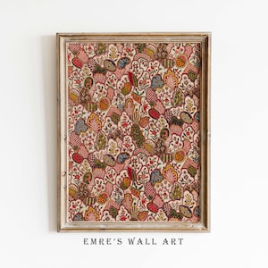 Può includere: Una stampa incorniciata con un motivo dettagliato di motivi floreali e di foglie stilizzate in rosso, crema, blu e oro. L'opera d'arte è racchiusa in una cornice di legno marrone chiaro. Il testo "EMRE'S WALL ART" è stampato in basso.