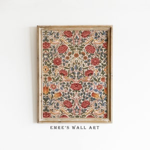 Könnte beinhalten: Ein gerahmter Druck eines Vintage-Blumenmusters mit roten Rosen, grünen Blättern und kleinen Vögeln. Das Muster ist symmetrisch und hat einen traditionellen Arts and Crafts-Stil. Der Rahmen ist in hellem Holz gehalten.