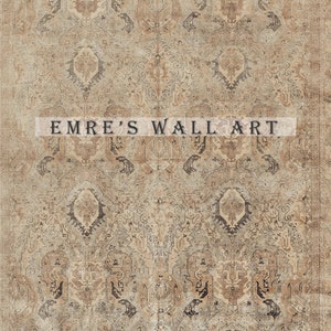 Puede incluir: Una alfombra de estilo vintage con un esquema de color beige y marr&oacute;n. La alfombra presenta un patr&oacute;n geom&eacute;trico repetitivo con detalles intrincados. El texto "EMRE'S WALL ART" est&aacute; impreso en el centro de la alfombra.