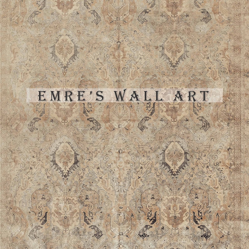 Puede incluir: Una alfombra de estilo vintage con un esquema de color beige y marr&oacute;n. La alfombra presenta un patr&oacute;n geom&eacute;trico repetitivo con detalles intrincados. El texto "EMRE'S WALL ART" est&aacute; impreso en el centro de la alfombra.