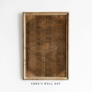 Könnte beinhalten: Rechteckige gerahmte Wandkunst mit einem braunen, gemusterten Design. Das Kunstwerk zeigt ein sich wiederholendes Blumenmotiv in einem dunkleren Braunton. Der Rahmen ist hellbraun. Der Text "EMRE'S WALL ART" befindet sich unten.