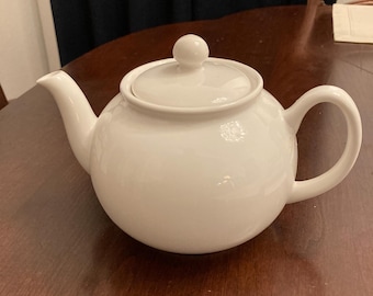 White 32 Oz  porcelain teapot by Pier 1 Pristine England