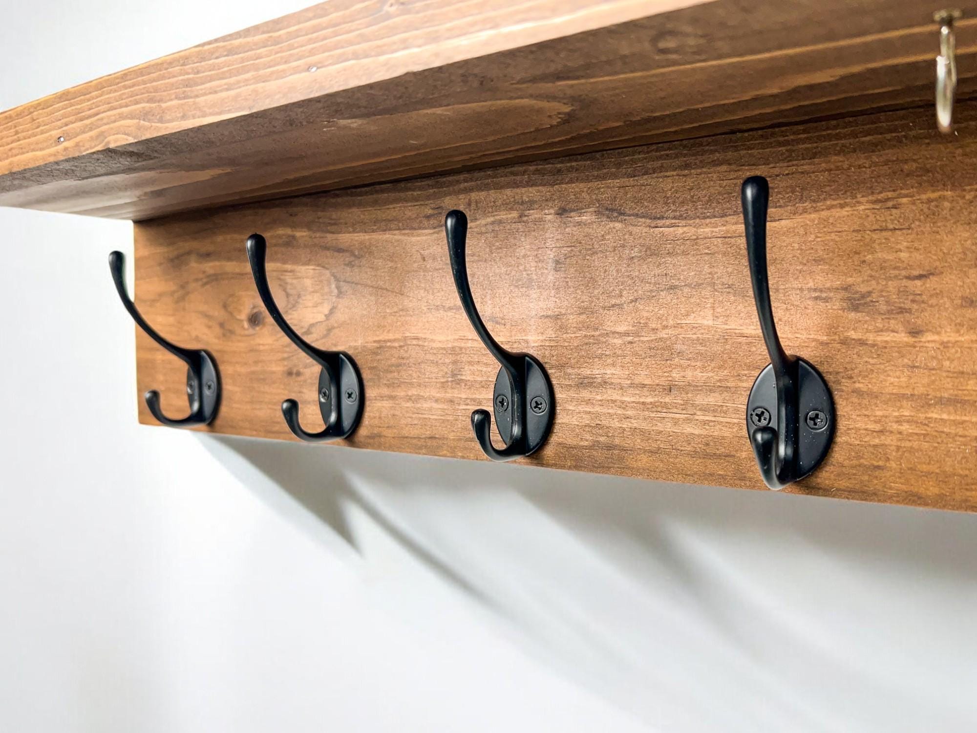 Accessorio Corridoio Multifunzione Portachiavi Da Parete Sanni Shoo - In Legno Con Mensola E Ganci, Per Chiavi, Occhiali E Cellulare Portachiavi Legno Con Mensola Accessorio Corridoio Multifunzione Portachiavi Da Parete Sanni Shoo - In Legno Con Mensola E Ganci, Per Chiavi, Occhiali E Cellulare Portachiavi Legno Con Mensola