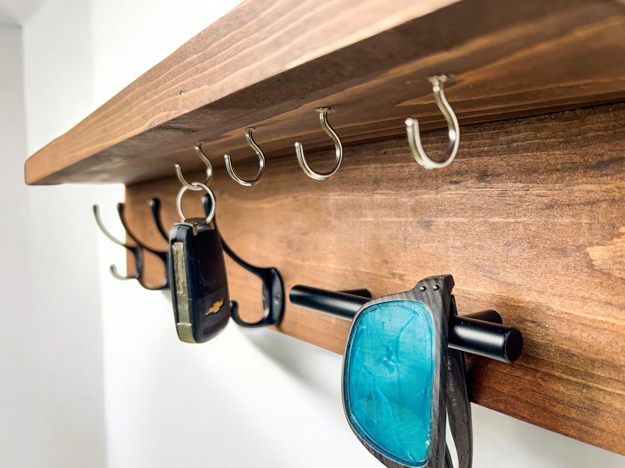 Portachiavi Da Parete In Legno Con Mensola E 5 Ganci - Organizer Per Ingresso, Posta, Occhiali, Chiavi, Dimensioni 32x17,8x12,7 Cm