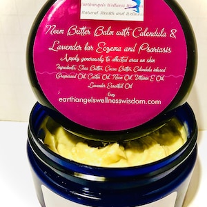 Puede incluir: Un tarro azul con una etiqueta blanca que dice "Neem Butter Balm with Calendula & Lavender for Eczema and Psoriasis". La etiqueta también incluye una lista de ingredientes y la dirección del sitio web "earthangelswellnesswisdom.com".