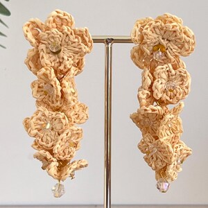 Handgemaakte raffia bloemenoorbellen: beige bruiloftsgastsieraden