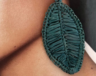Raffia earrings , leaf-shaped earrings , long earrings , emerald green  palm earrings , nature-inspired earrings, boho raphia earrings