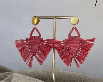 Pendientes rosa geometricos de rafia, pendientes doble triangulo con flecos, pendientes tejidos de paja, pendientes geométricos de palma