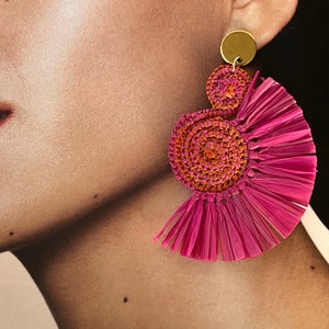 Pink and orange Colorful earrings, Fuchsia and orange raffia earrings with spiral shape and fringes, two-tone woven Palma earrings,