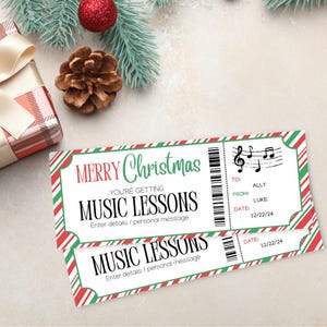 Op de afbeelding: Een afdrukbaar kerstcadeau-certificaat voor muzieklessen. Het certificaat is rood en groen met een candy cane-streepjespatroon. Het staat "Merry Christmas" en "Je krijgt muzieklessen".