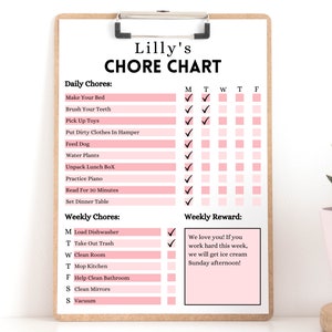 Peut inclure: Un tableau de corvées imprimable pour les enfants avec un schéma de couleurs rose et blanc. Le tableau comprend des corvées quotidiennes comme faire son lit, se brosser les dents, ramasser les jouets et des corvées hebdomadaires comme charger le lave-vaisselle, sortir les poubelles et nettoyer la chambre. Le tableau comprend également une section de récompense hebdomadaire avec le texte "On t'aime ! Si tu travailles dur cette semaine, on ira manger de la glace dimanche après-midi !"