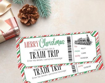 Op de afbeelding: Twee printbare kersttreinkaartjes met rode en groene strepen. Het bovenste kaartje zegt "Merry Christmas You're Going on a Train Trip" en het onderste kaartje zegt "Train Trip". Beide kaartjes hebben ruimte om reisdetails en een persoonlijke boodschap in te vullen.