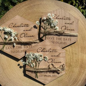 Esagono in legno Save the Date - Retro magnetico con fiore di Gypsophila / Save the Date di nozze in legno di ciliegio, buste Kraft gratuite, matrimonio rustico