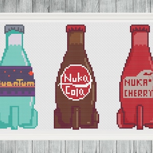 Può includere: Tre bottiglie di Nuka Cola, un marchio di bibite immaginario della serie di videogiochi Fallout, in stile pixel art. Le bottiglie sono etichettate "Nuka Cola", "Nuka Cherry" e "Quantum".