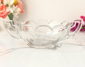 Centro de mesa de cristal Art Déco con dos asas, forma decagonal y borde festoneado, estilo vintage de la década de 1930.