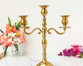 Candelabro alto tradicional de latón de 3 brazos, pieza central vintage de mediados de siglo.