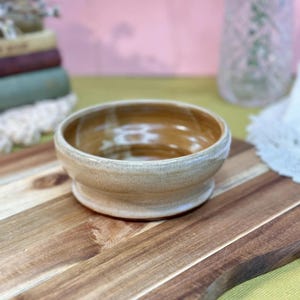 Bol poco profundo de cerámica Fray Studio, esmalte marrón rústico vintage