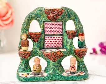 Arco de exhibición de cerámica vintage pintado a mano y figuras de Roly-Poly que se tambalean.