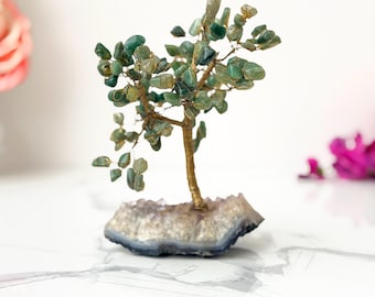 Árbol de la vida vintage de gema de aventurina verde sobre base de amatista