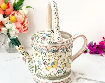 Regadera de cerámica estilo mayólica vintage con motivo floral de pájaros.