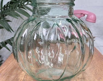 Jarrón grande vintage de cristal verde / Garrafa de almacenamiento con forma de diente de ajo acanalada de los años 70