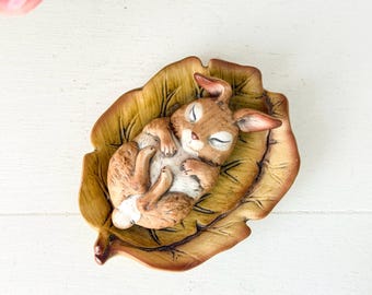 Plato de porcelana pintado a mano con forma de hoja y figura de conejo durmiendo de Harvey Knox, década de 1980.