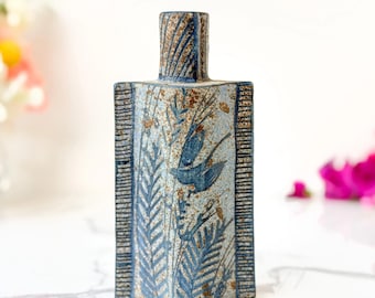 Jarrón de cerámica vintage de estudio con diseño de pájaros esgrafiados y esmalte azul botánico.