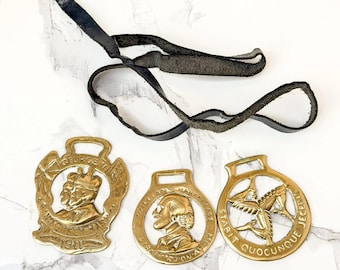 Trío conmemorativo de latón británico antiguo con correa de cuero de 1911