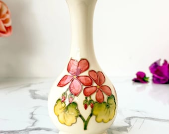 Jarrón de cerámica Moorcroft con geranios rosas, tubo revestido, cerámica inglesa vintage