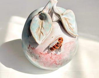 Portavelas de cerámica con forma de manzana, un diseño original y divertido. Bee Studio Pottery.