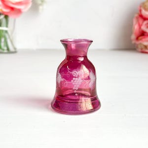 Vintage glazen vaas met veenbessen en geëtst wijnstokmotief