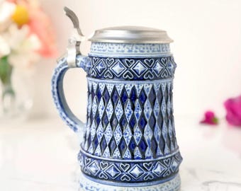 Jarra de gres de Werner Corzelius con tapa de peltre azul cobalto, década de 1970.