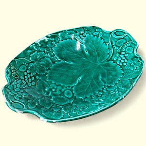 Antiek groen majolica bord druif aardbeienblad schaal 19e-eeuws Victoriaans aardewerk